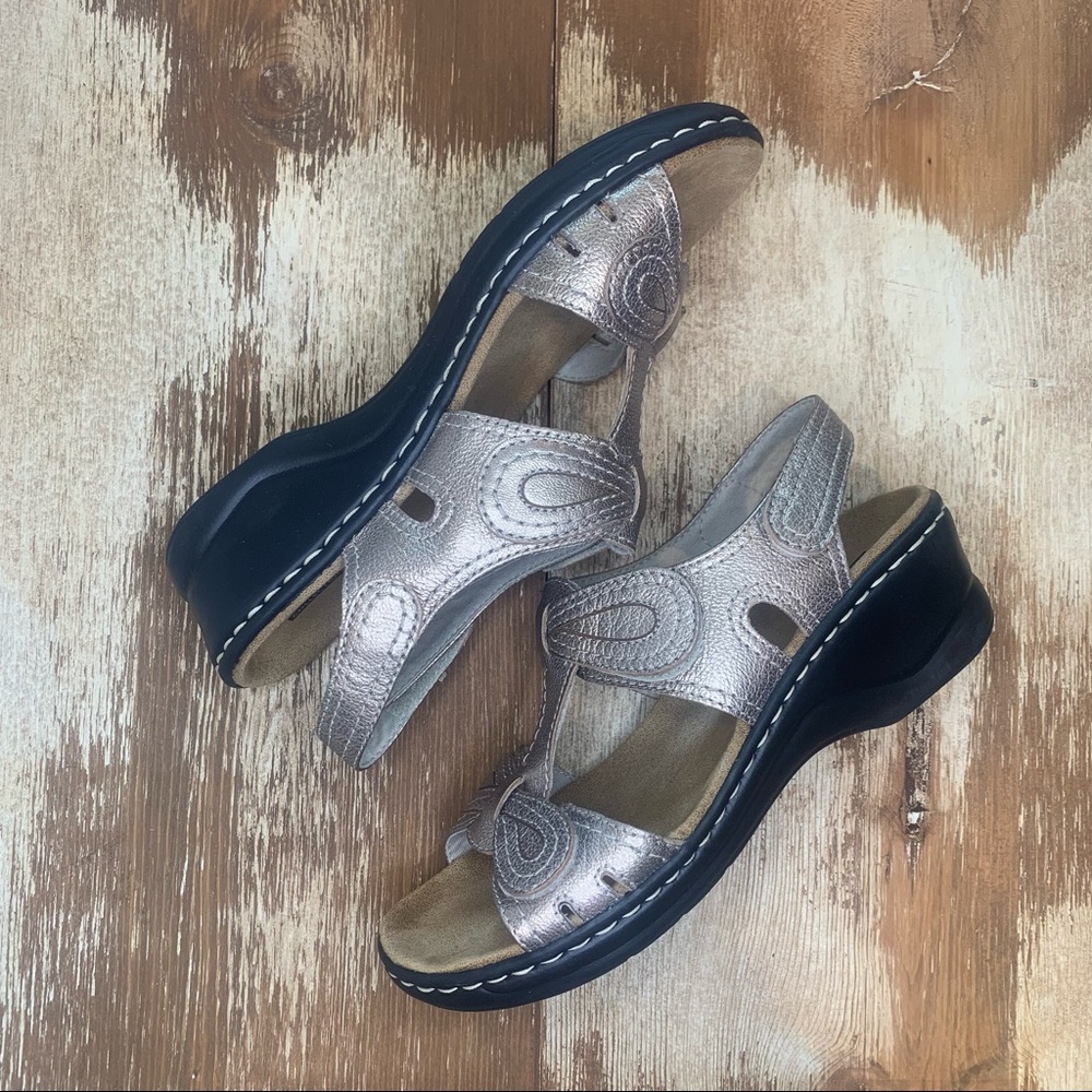 Clarks Collection Leather Sandals Lexi Walnut Gold Metallic Size 7